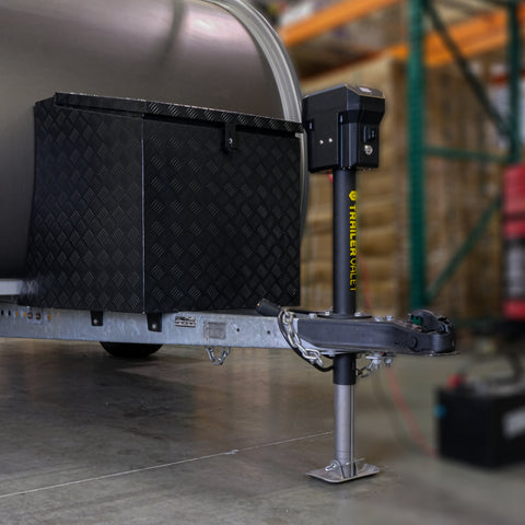 PJX3500 electric jack installed on A-frame trailer during real-world use